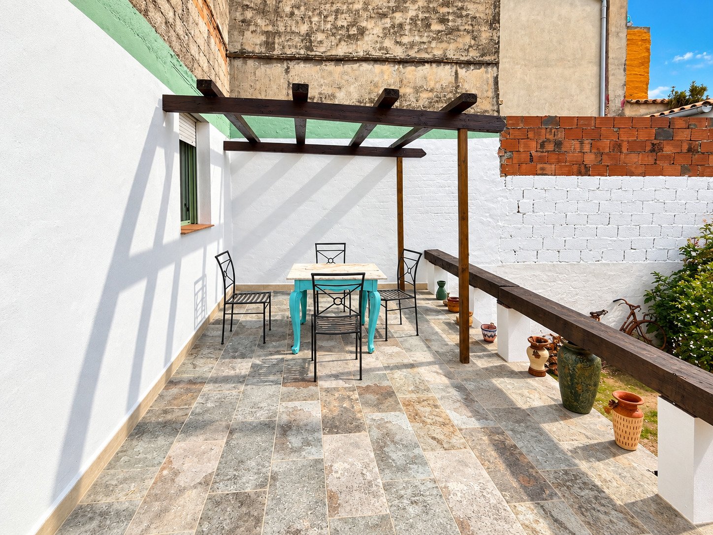 Maison de village avec patio, garage et grandes terrasses à Pego