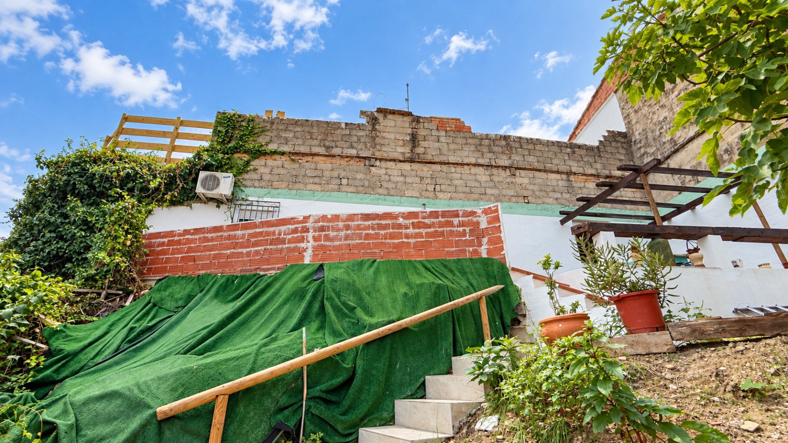 Maison de village avec patio, garage et grandes terrasses à Pego