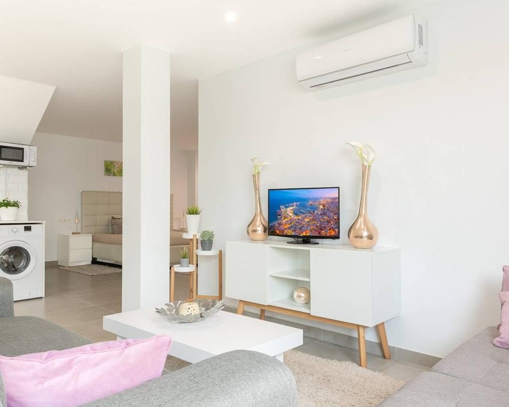 Villa moderne comprenant 4 chambres, 4 salles de bains, un appartement d'invités, une piscine privée et une licence de location
