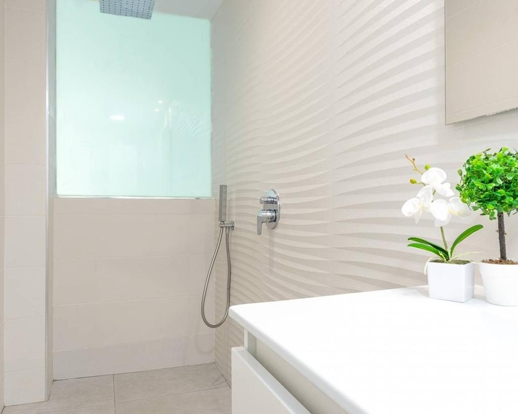 Villa moderne comprenant 4 chambres, 4 salles de bains, un appartement d'invités, une piscine privée et une licence de location