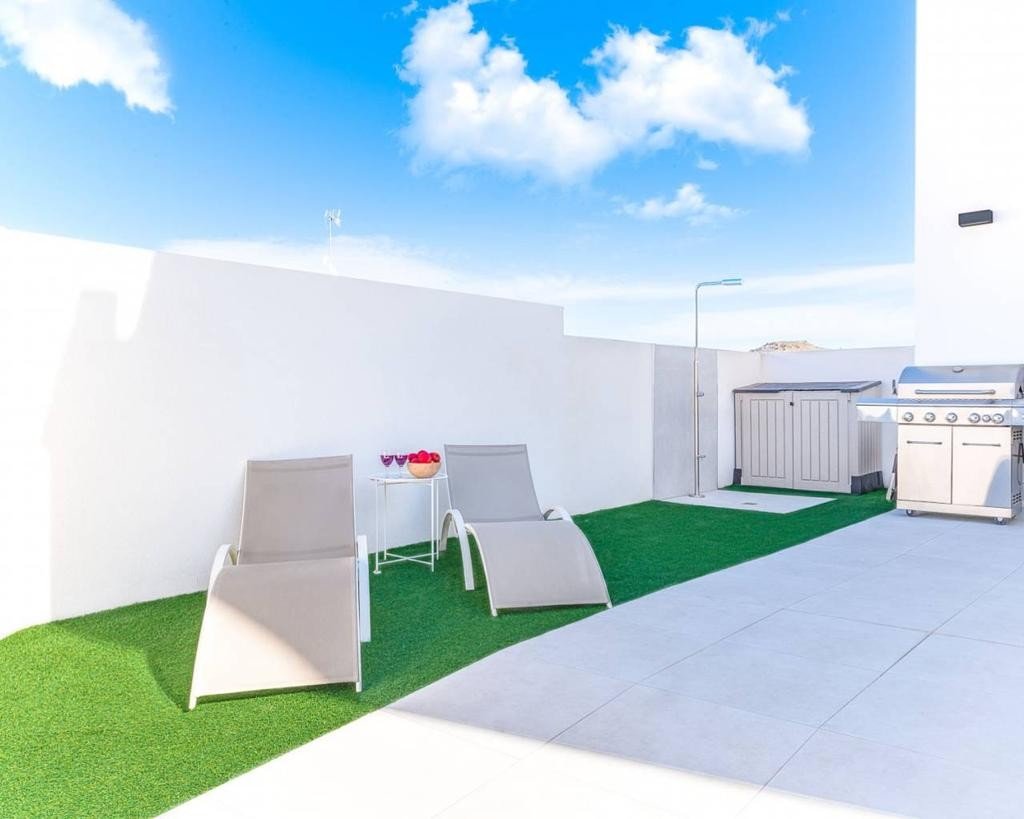 Villa moderne comprenant 4 chambres, 4 salles de bains, un appartement d'invités, une piscine privée et une licence de location