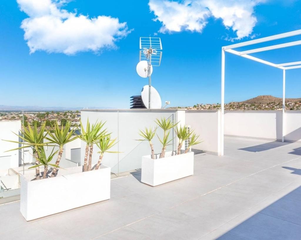 Villa moderne comprenant 4 chambres, 4 salles de bains, un appartement d'invités, une piscine privée et une licence de location