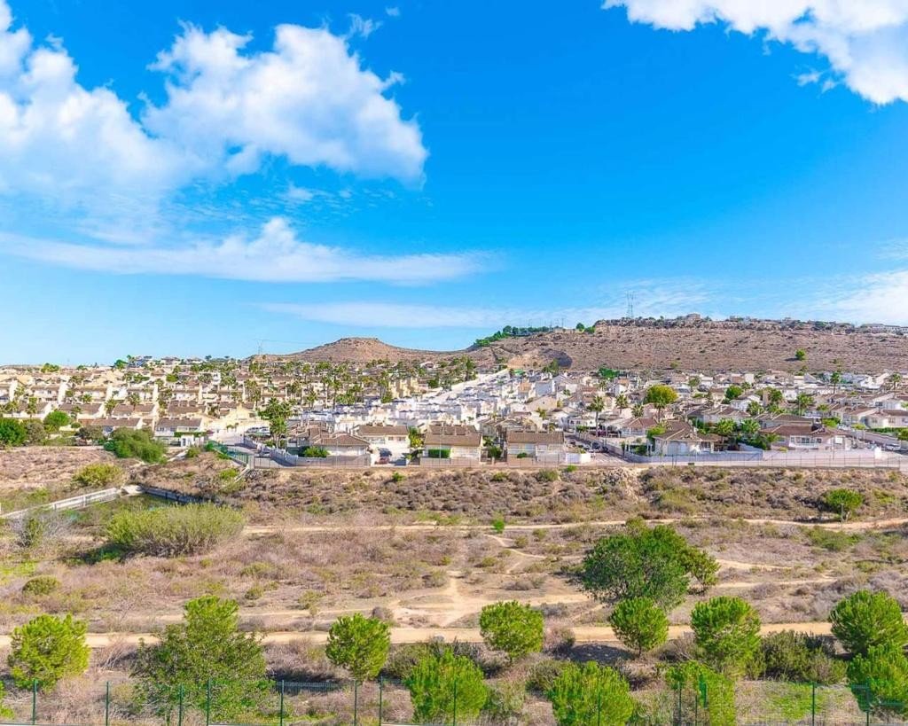 Villa moderne comprenant 4 chambres, 4 salles de bains, un appartement d'invités, une piscine privée et une licence de location