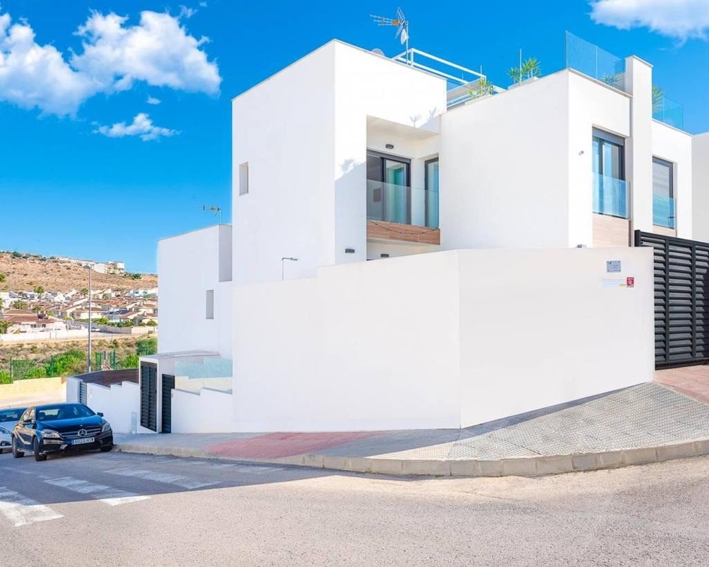 Villa moderne comprenant 4 chambres, 4 salles de bains, un appartement d'invités, une piscine privée et une licence de location