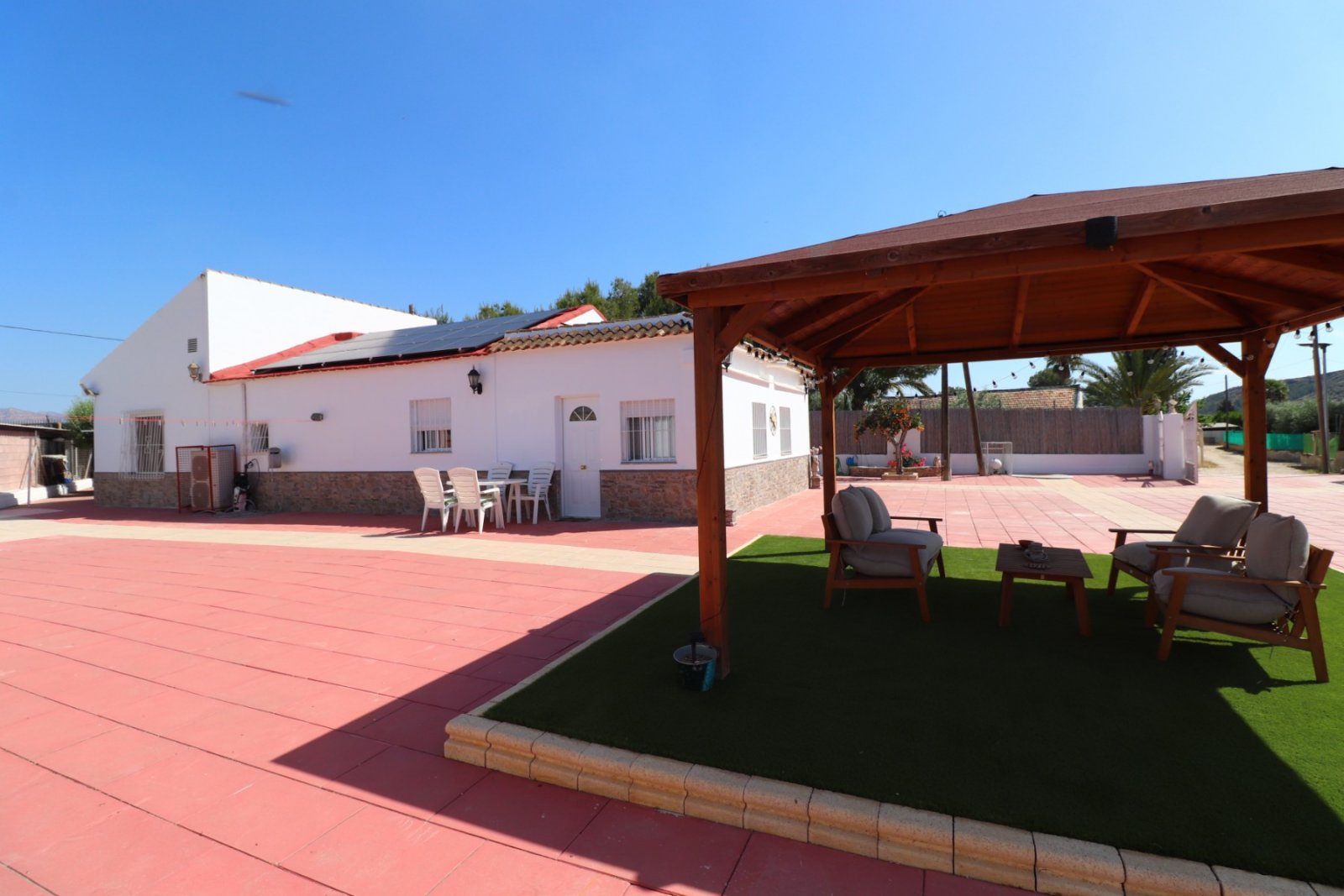 Maison de campagne avec piscine privée, court de tennis et jacuzzi