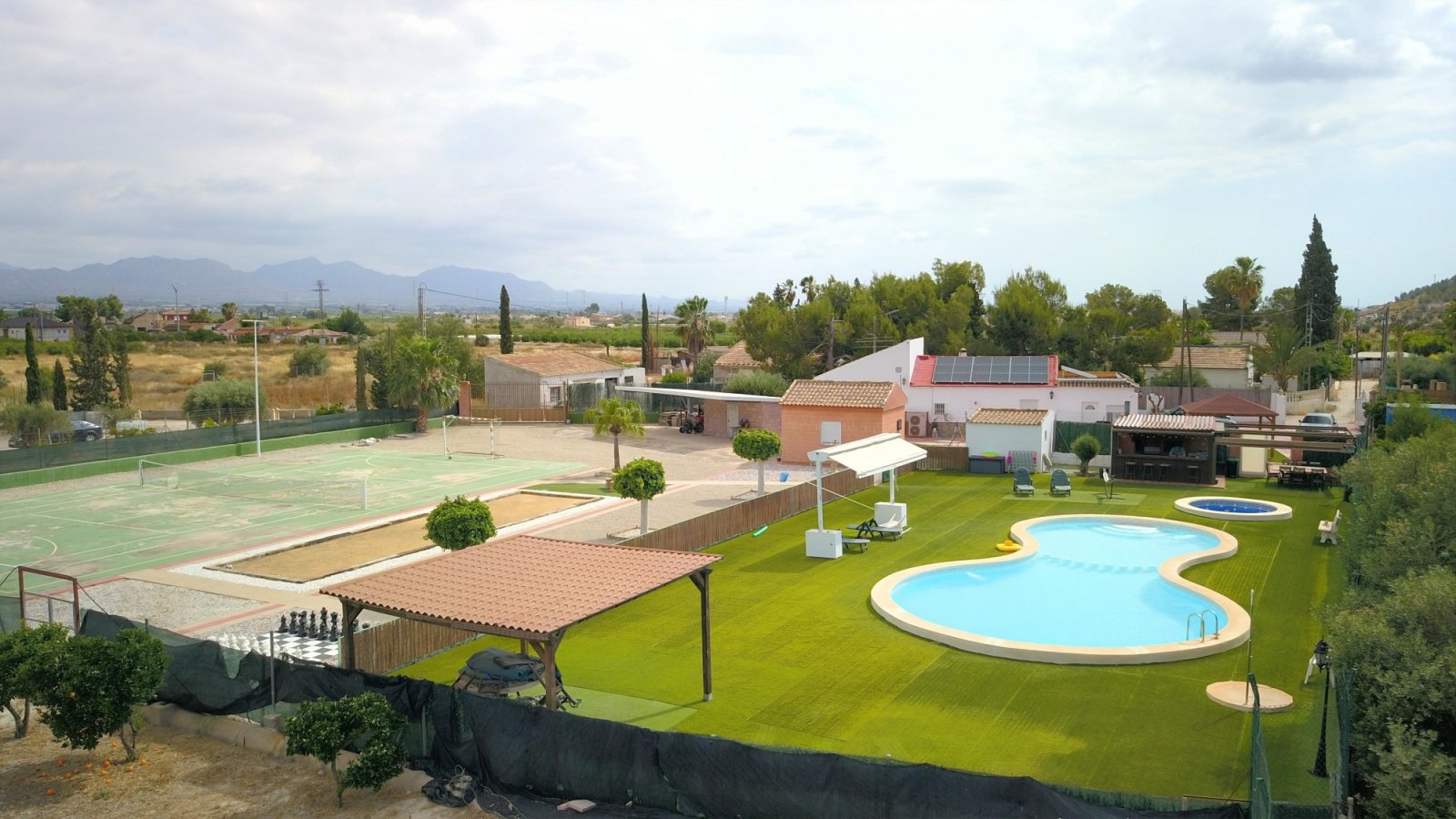 Maison de campagne avec piscine privée, court de tennis et jacuzzi