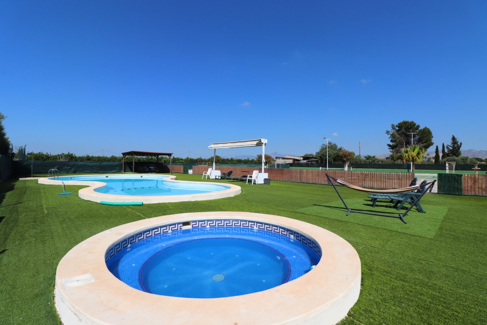 Maison de campagne avec piscine privée, court de tennis et jacuzzi