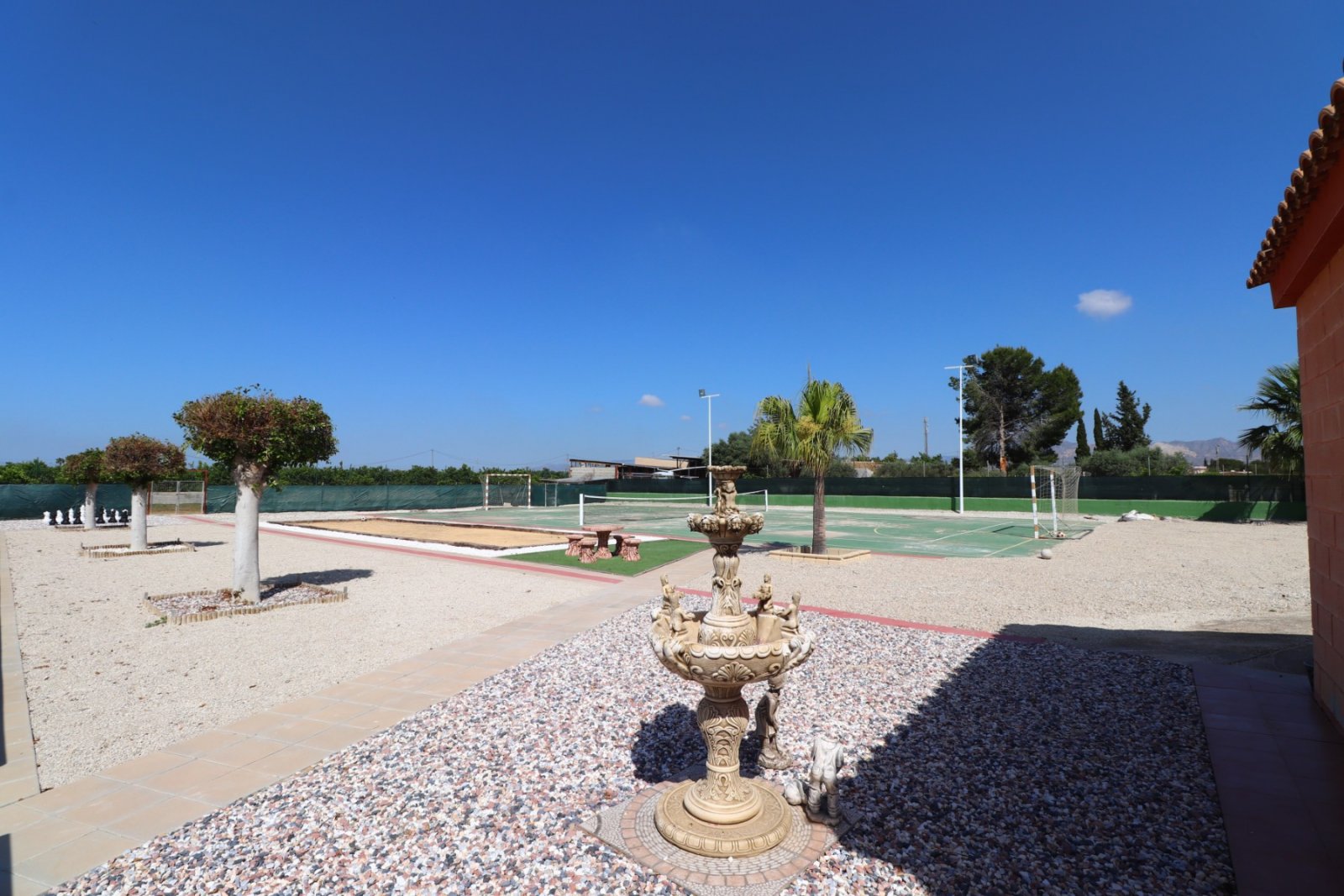 Maison de campagne avec piscine privée, court de tennis et jacuzzi