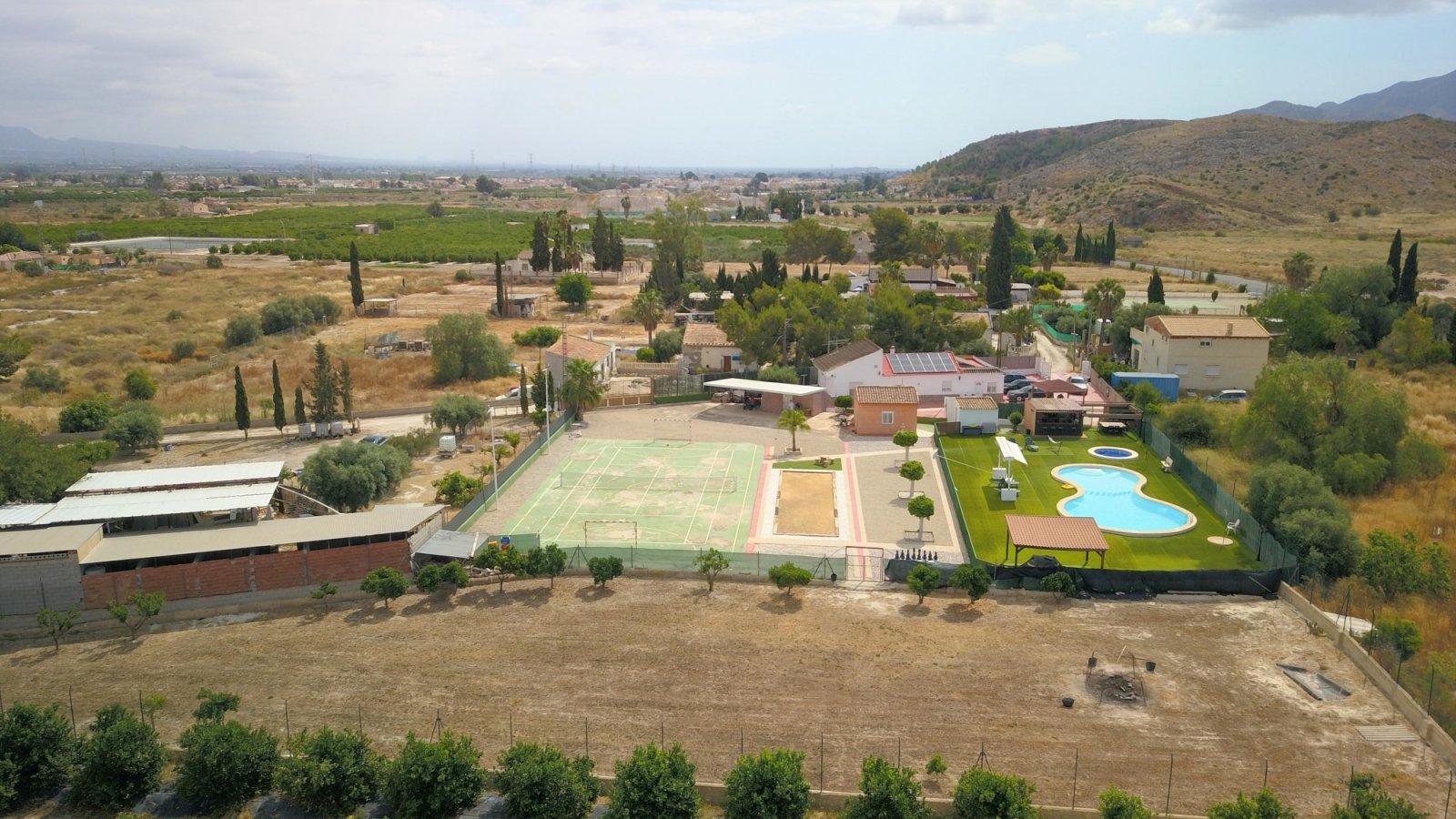 Maison de campagne avec piscine privée, court de tennis et jacuzzi
