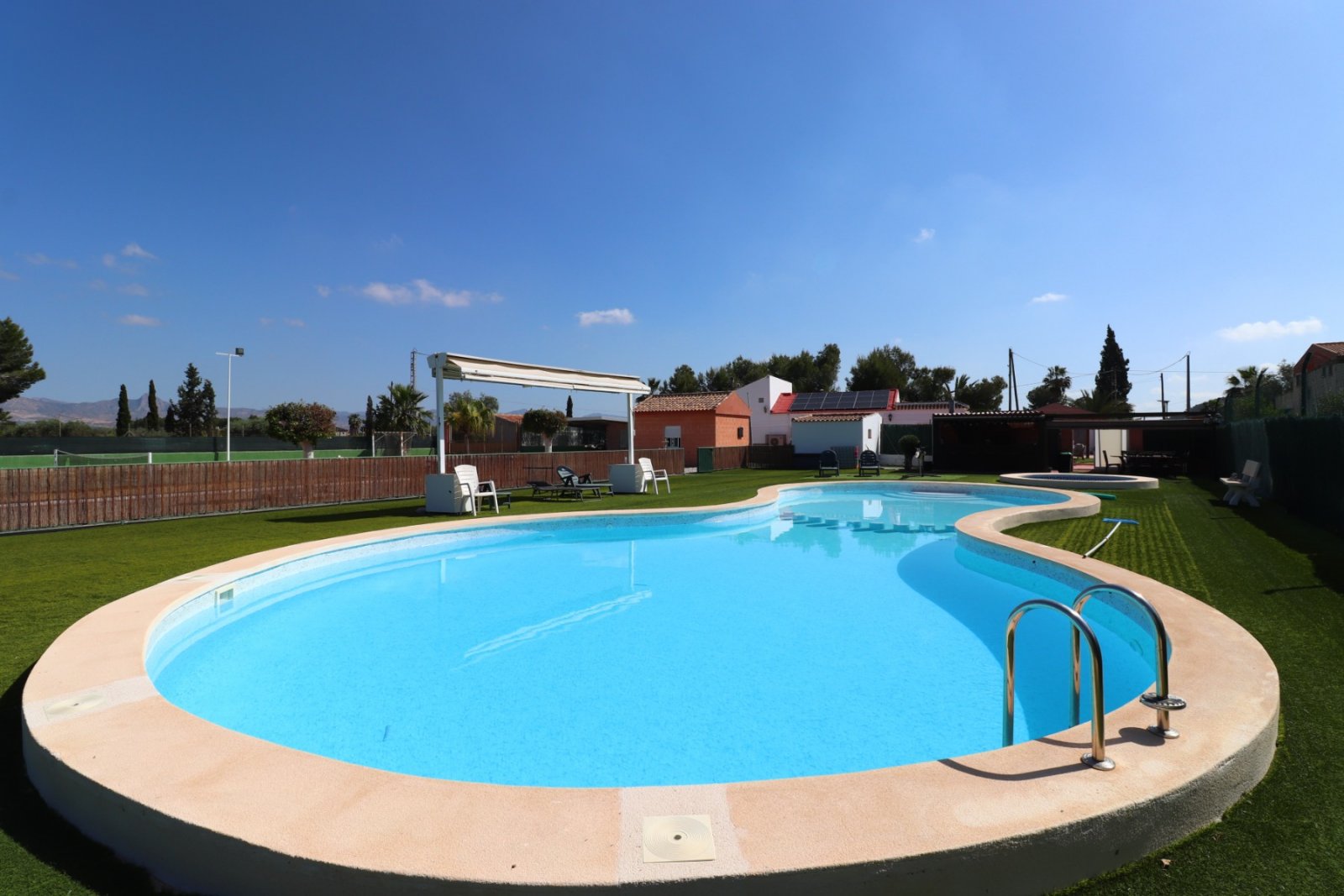 Maison de campagne avec piscine privée, court de tennis et jacuzzi