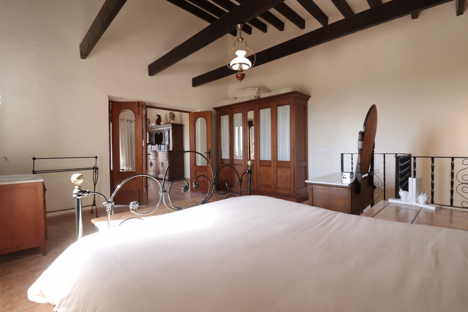 Charmante maison de ferme rénovée, orientée plein sud et comprenant quatre chambres à Albatera