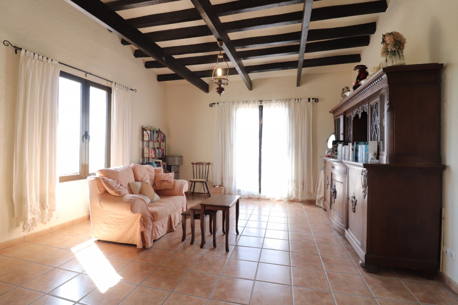 Charmante maison de ferme rénovée, orientée plein sud et comprenant quatre chambres à Albatera