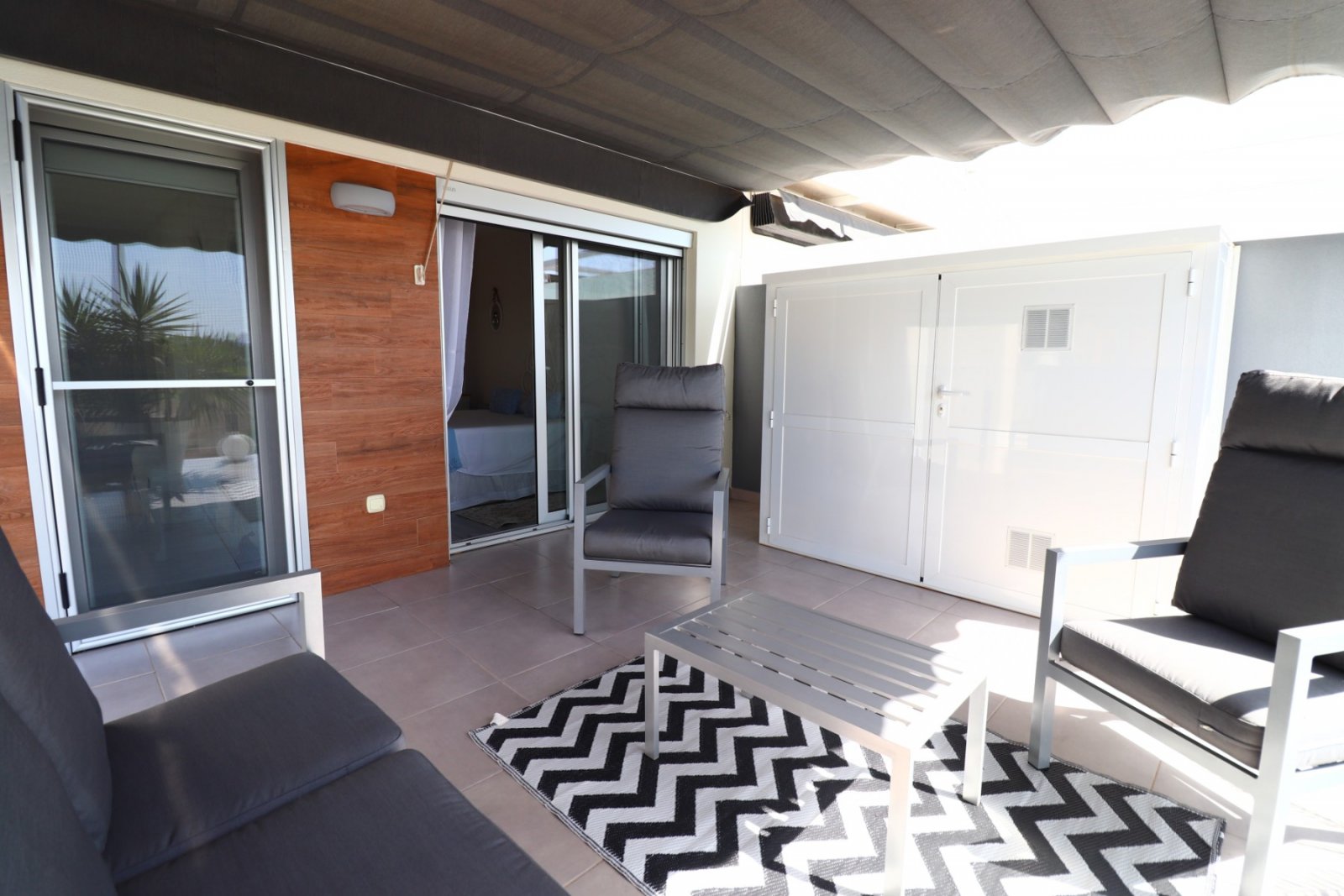Maison jumelée moderne comprenant 3 chambres, 2 salles de bains et une piscine privée à Daya Vieja
