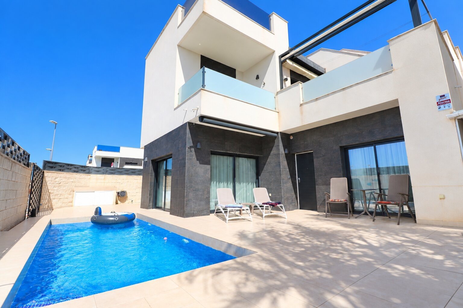 Villa individuelle moderne de trois chambres orientée ouest á le charmant village de Benijófar