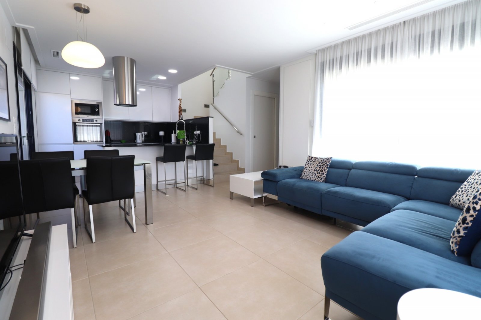 Villa individuelle moderne de trois chambres orientée ouest á le charmant village de Benijófar