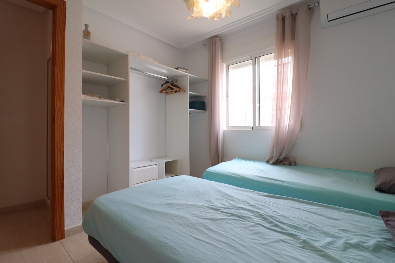 Quattrovilla comprenant 3 chambres, 1 salle de bains, 1 WC séparé et une piscine commune