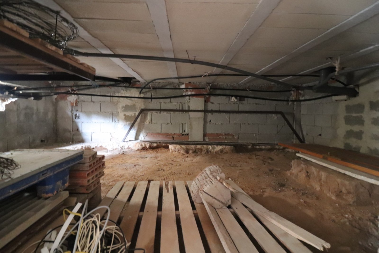 Quattrovilla comprenant 3 chambres, 1 salle de bains, 1 WC séparé et une piscine commune