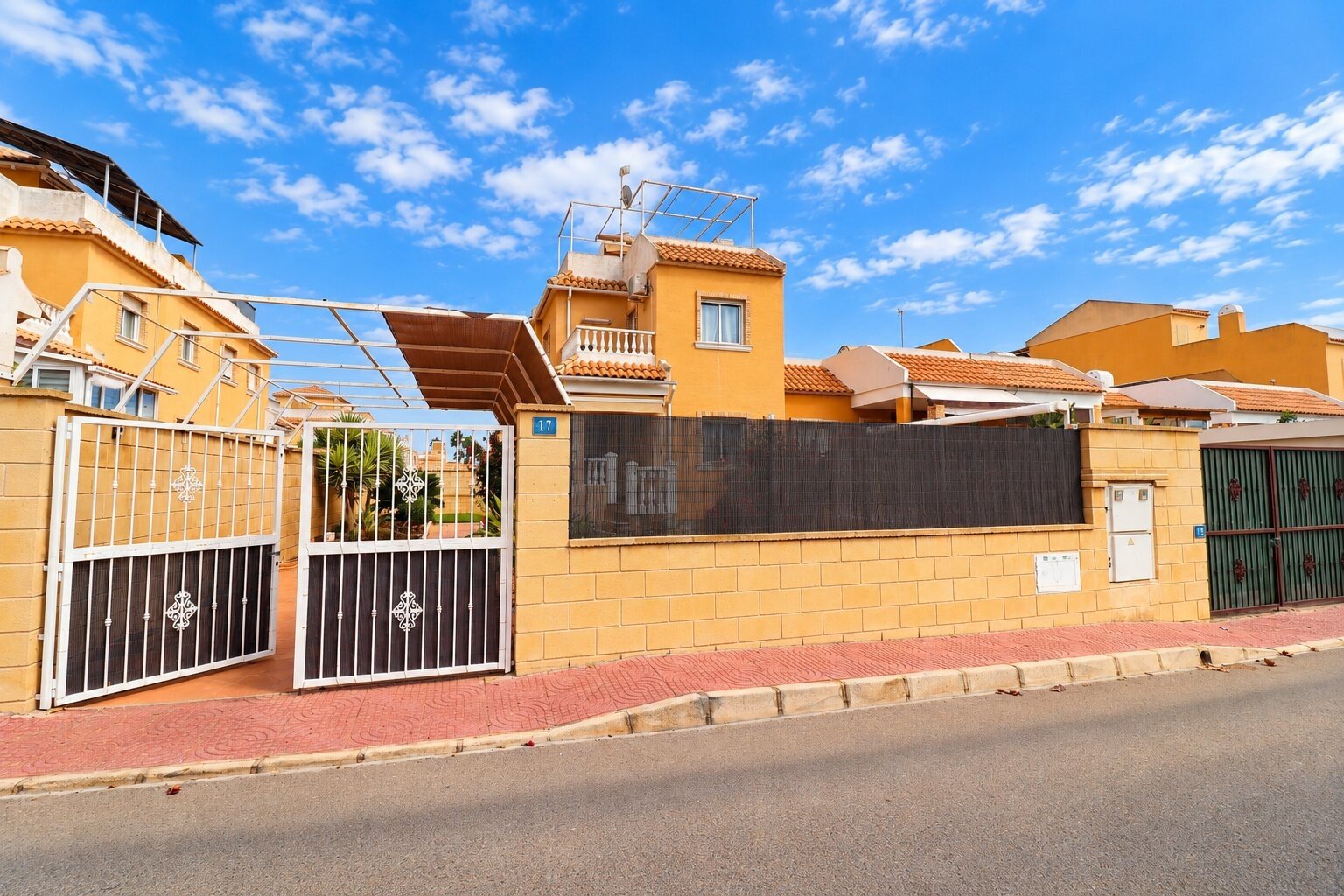 Quattrovilla comprenant 3 chambres, 1 salle de bains, 1 WC séparé et une piscine commune