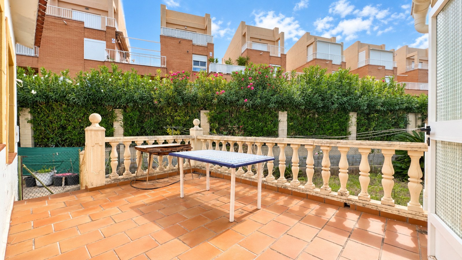 Charmante maison mitoyenne en bord de mer à Dénia avec 3 chambres et jardin