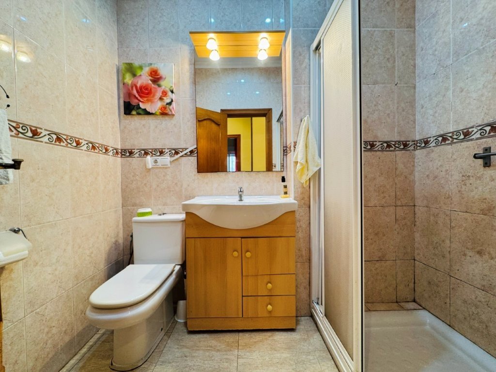 Opportunité au cœur de La Mata ! Appartement d'angle au rez-de-chaussée, à seulement 200 mètres de la plage