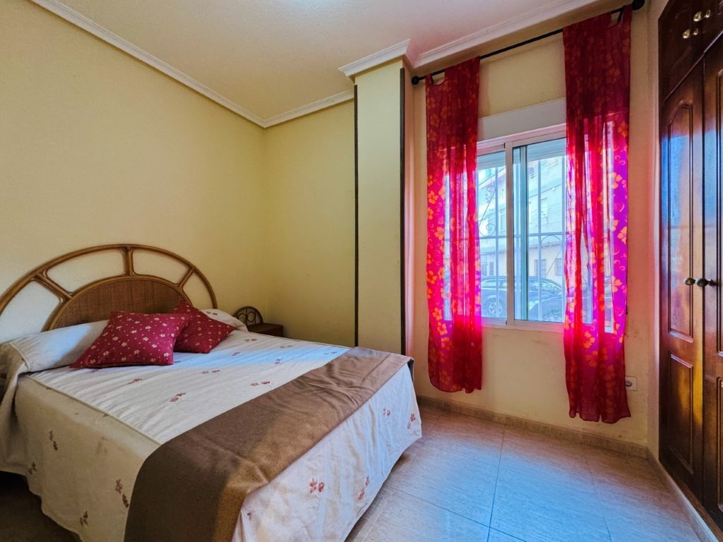 Opportunité au cœur de La Mata ! Appartement d'angle au rez-de-chaussée, à seulement 200 mètres de la plage