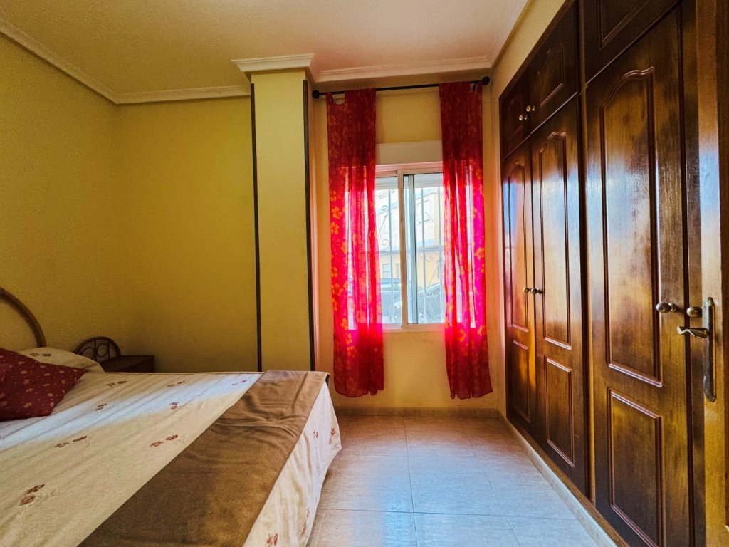 Opportunité au cœur de La Mata ! Appartement d'angle au rez-de-chaussée, à seulement 200 mètres de la plage
