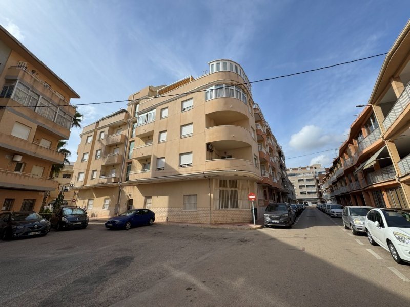 Opportunité au cœur de La Mata ! Appartement d'angle au rez-de-chaussée, à seulement 200 mètres de la plage