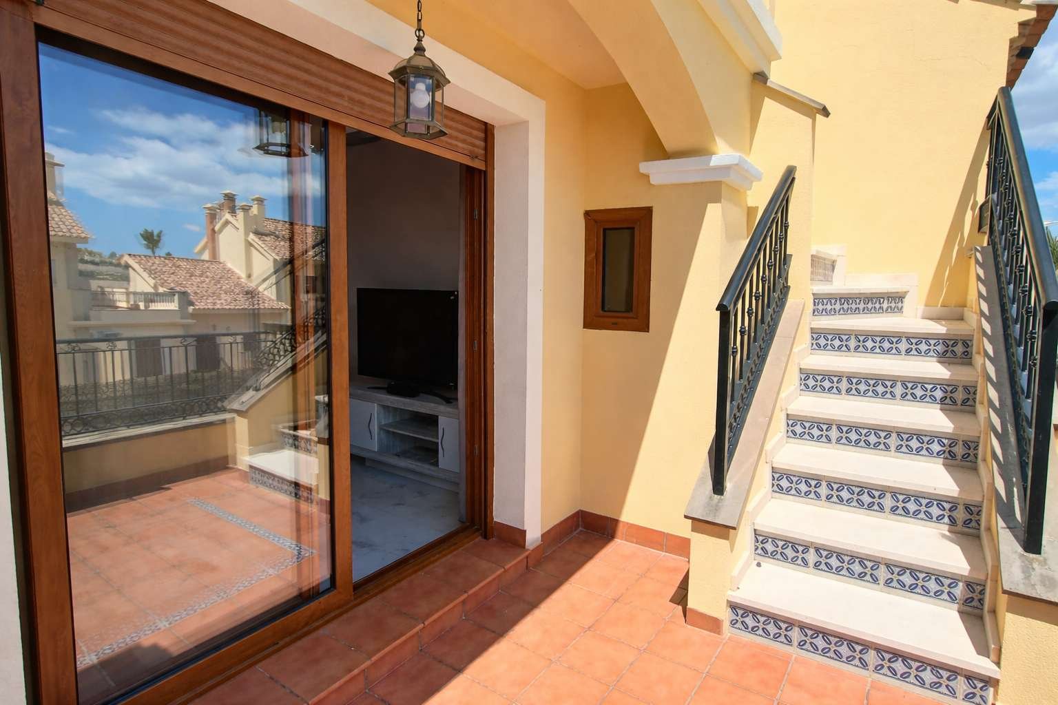 Magnifique appartement au dernier étage comprenant 2 chambres, 2 salles de bains et une terrasse sur le toit offrant une vue imprenable sur le terrain