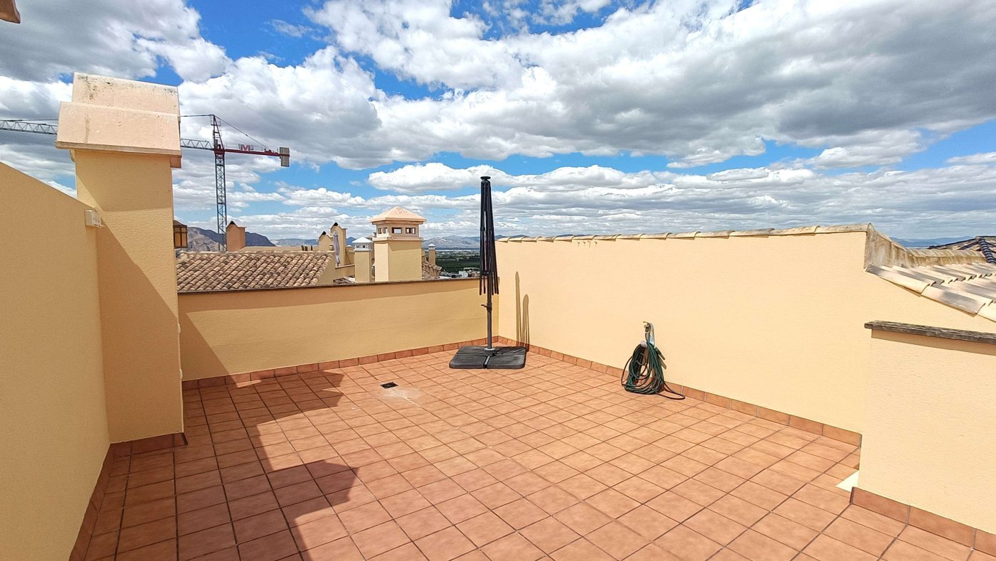 Magnifique appartement au dernier étage comprenant 2 chambres, 2 salles de bains et une terrasse sur le toit offrant une vue imprenable sur le terrain