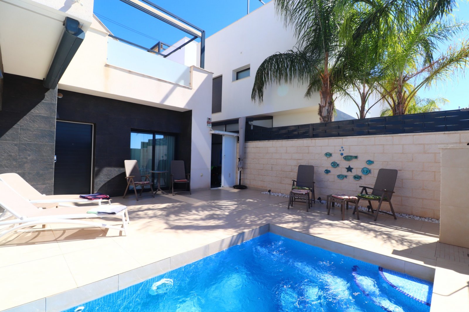 Villa individuelle moderne de trois chambres orientée ouest á le charmant village de Benijófar