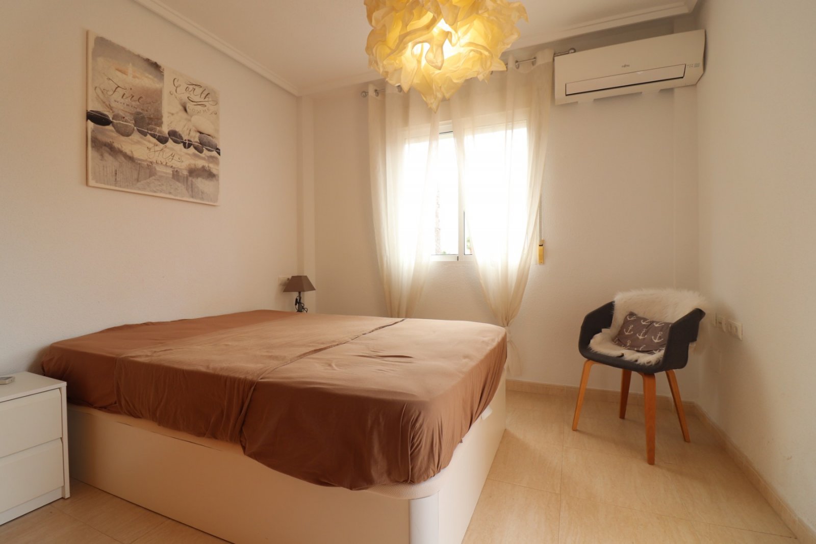 Quattrovilla comprenant 3 chambres, 1 salle de bains, 1 WC séparé et une piscine commune