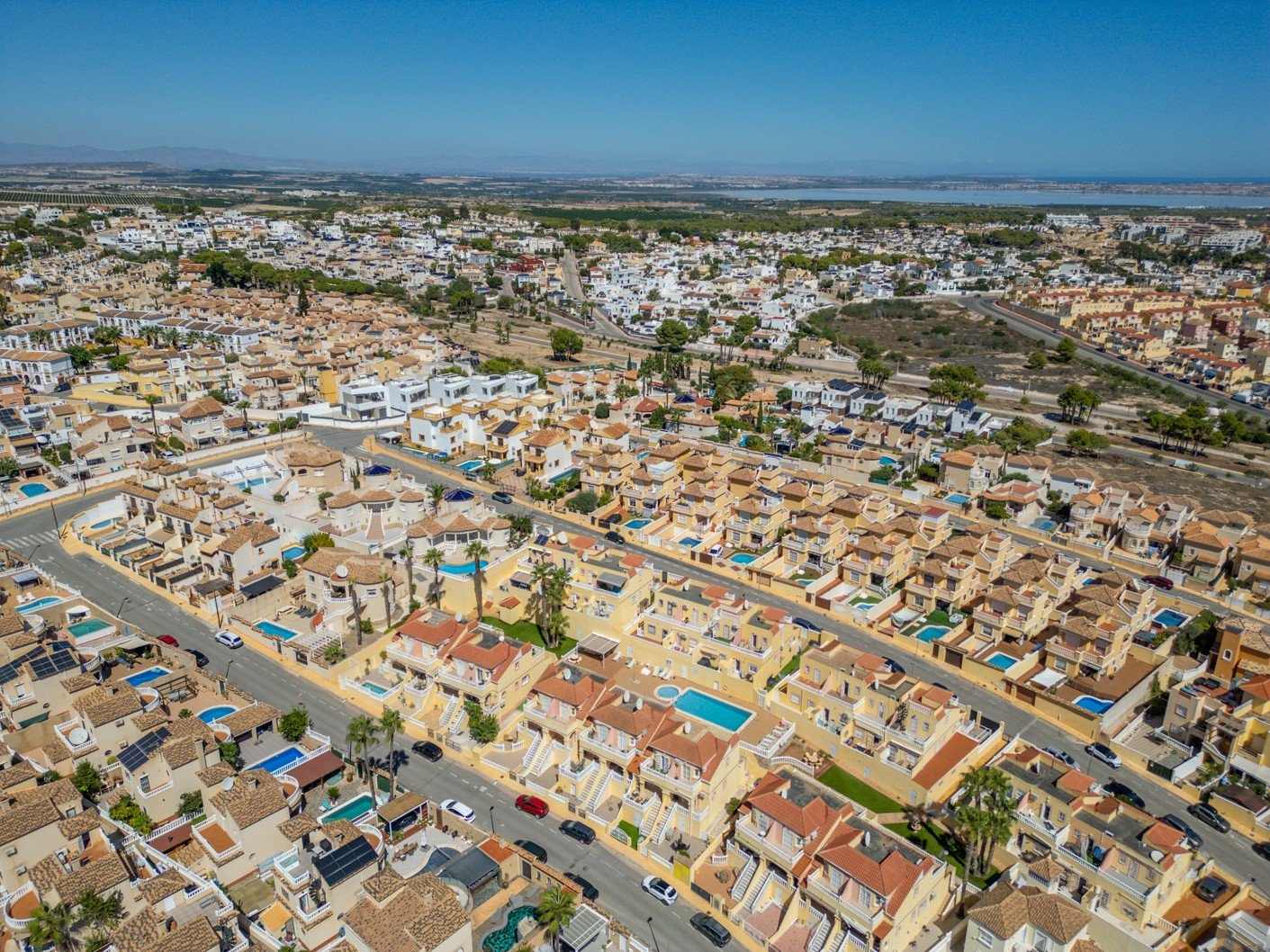 Maison mitoyenne comprenant 2 chambres, 1 salle de bains, 1 WC séparé, une place de parking et une piscine commune