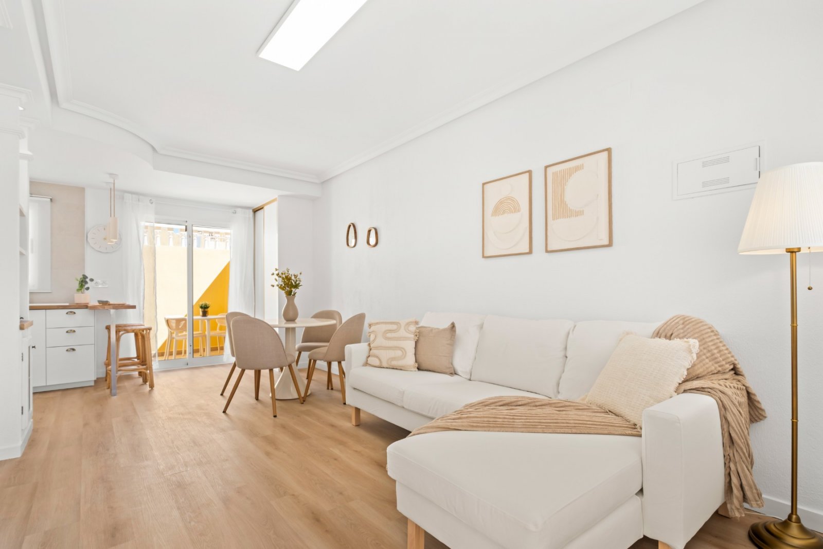 Maison mitoyenne comprenant 2 chambres, 1 salle de bains, 1 WC séparé, une place de parking et une piscine commune