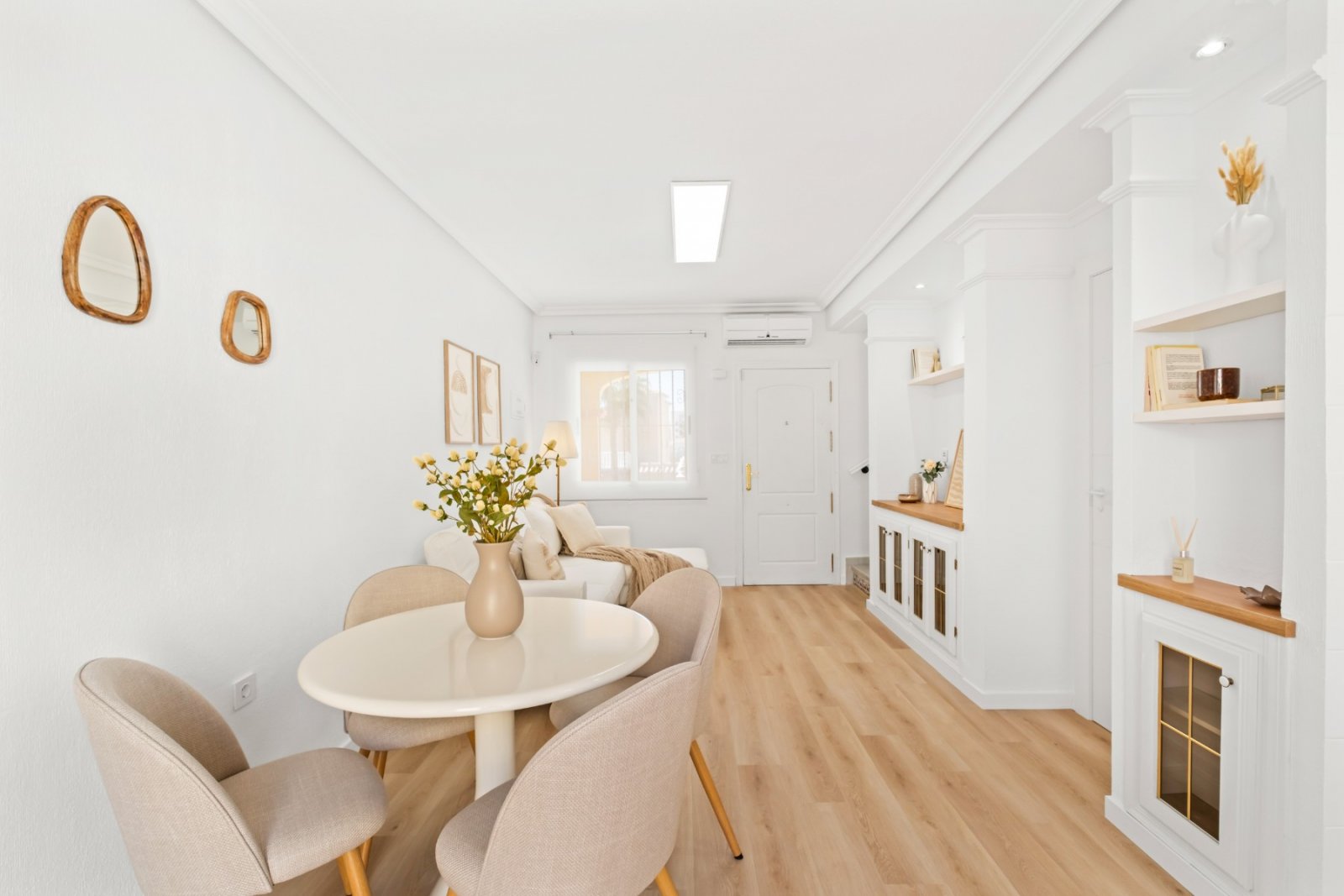 Maison mitoyenne comprenant 2 chambres, 1 salle de bains, 1 WC séparé, une place de parking et une piscine commune