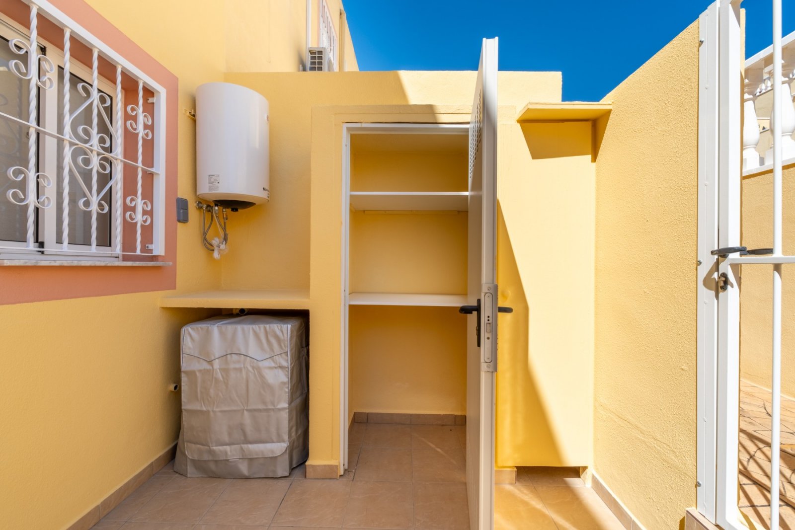Maison mitoyenne comprenant 2 chambres, 1 salle de bains, 1 WC séparé, une place de parking et une piscine commune