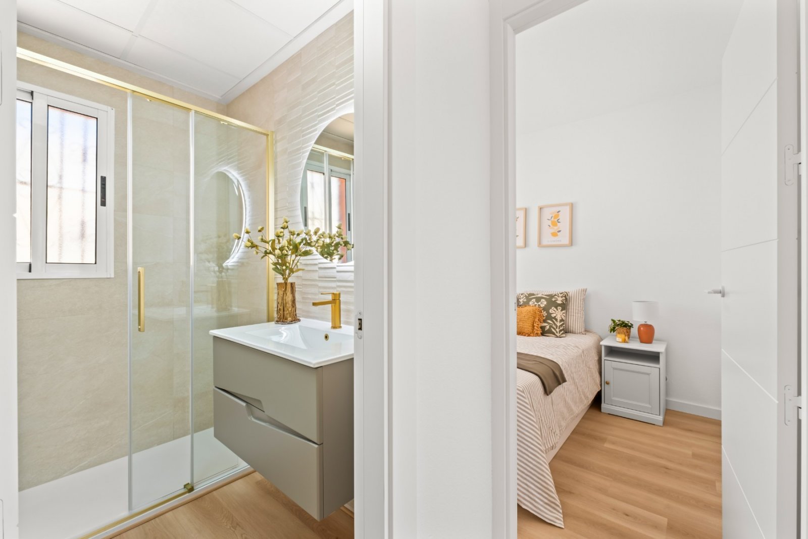 Maison mitoyenne comprenant 2 chambres, 1 salle de bains, 1 WC séparé, une place de parking et une piscine commune