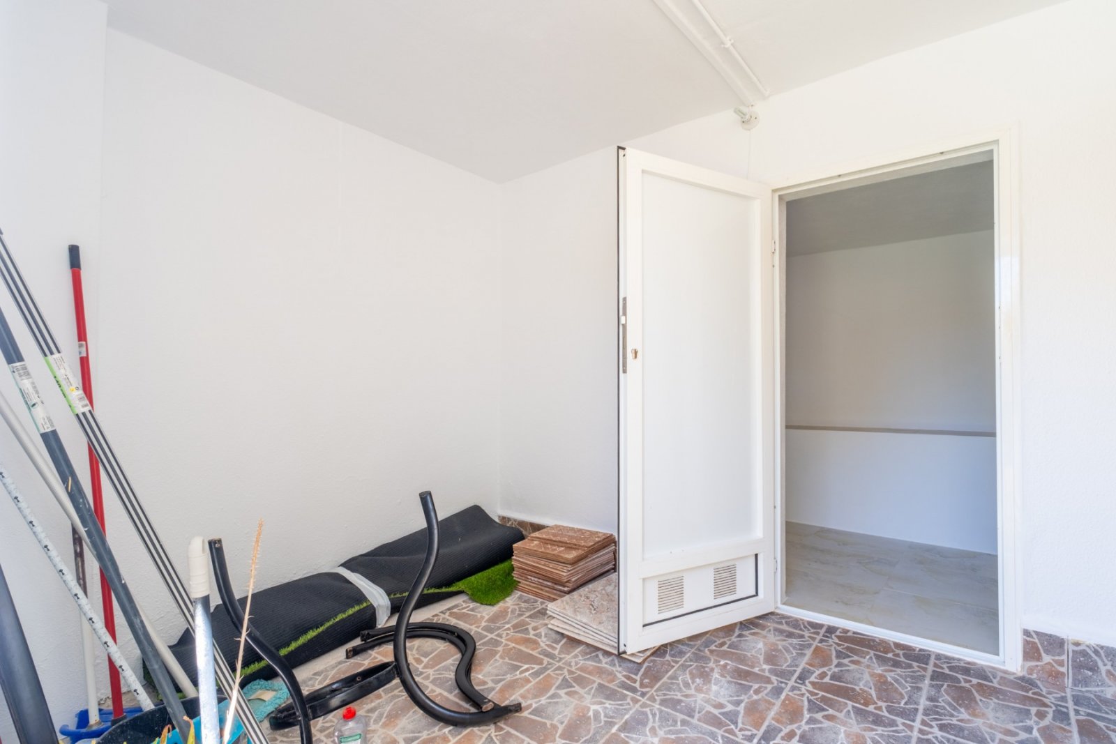 Maison mitoyenne comprenant 2 chambres, 1 salle de bains, 1 WC séparé, une place de parking et une piscine commune
