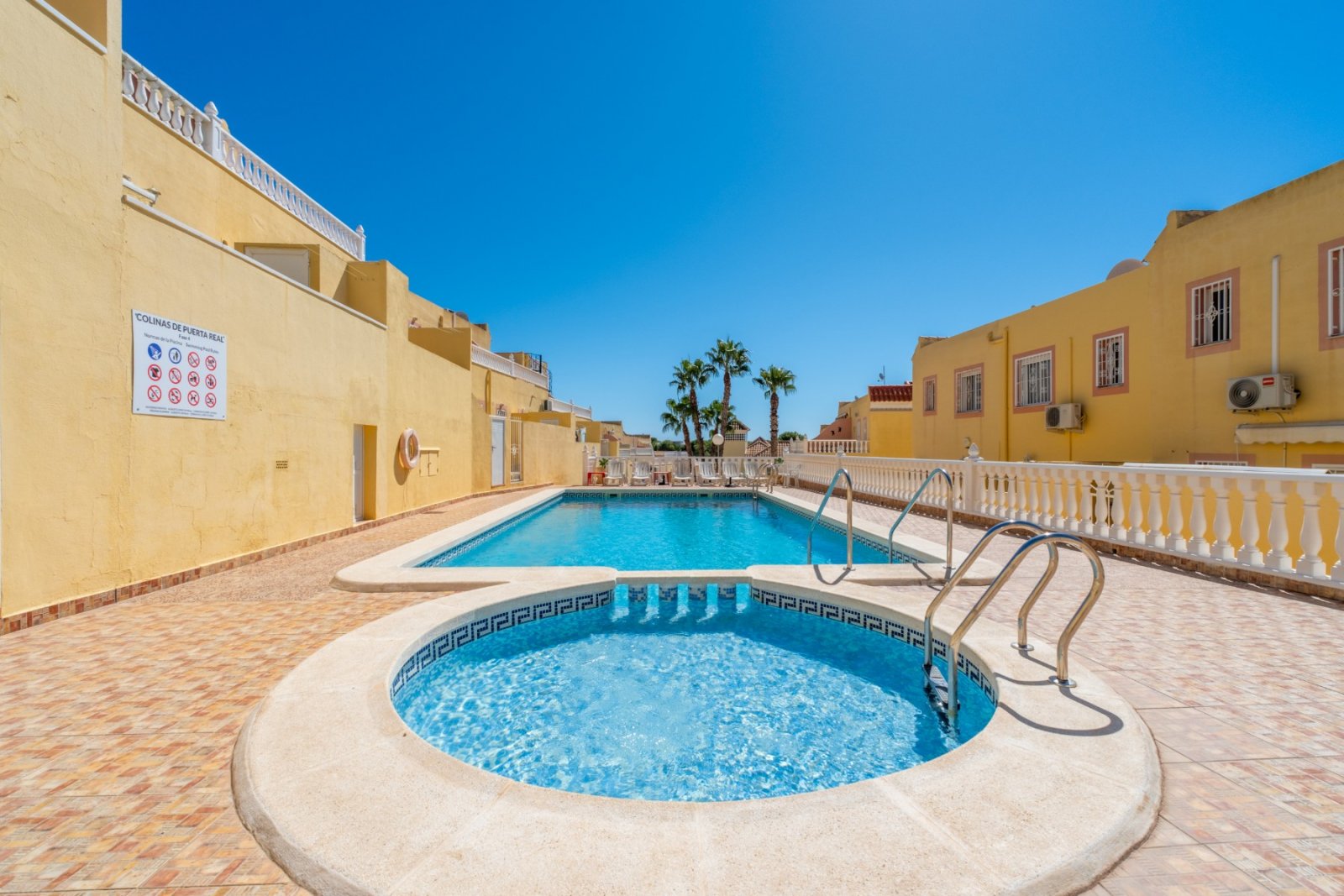 Maison mitoyenne comprenant 2 chambres, 1 salle de bains, 1 WC séparé, une place de parking et une piscine commune