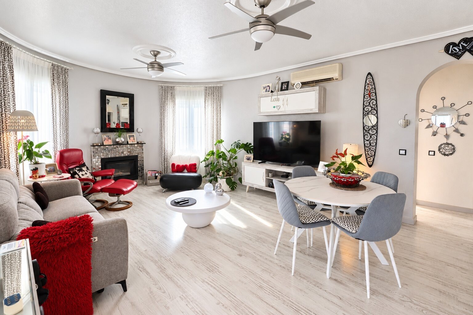 Magnifique villa comprenant 3 chambres, 2 salles de bains, une place de parking et une piscine privée, située près du parcours de golf La Marquesa