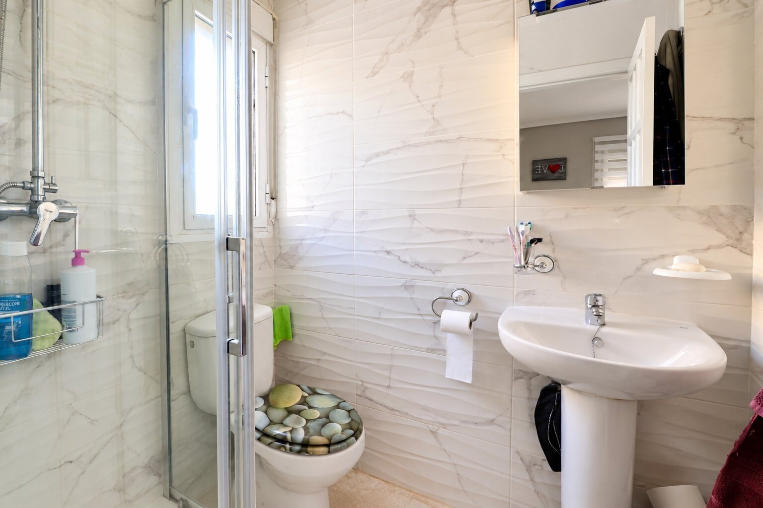 Magnifique villa comprenant 3 chambres, 2 salles de bains, une place de parking et une piscine privée, située près du parcours de golf La Marquesa