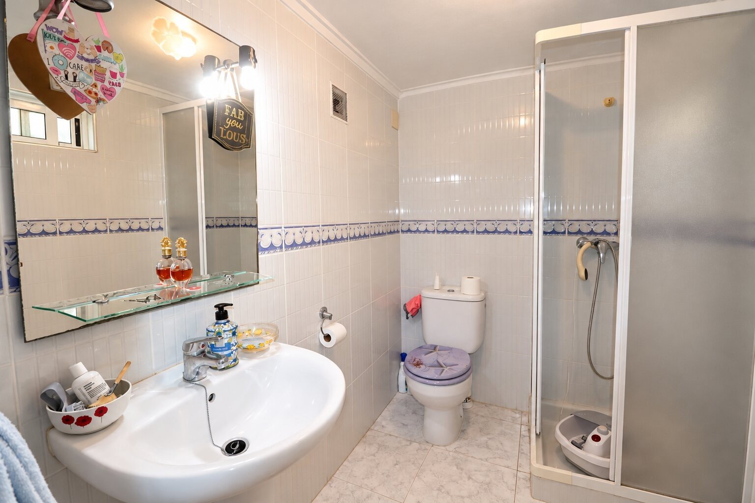 Magnifique villa comprenant 3 chambres, 2 salles de bains, une place de parking et une piscine privée, située près du parcours de golf La Marquesa