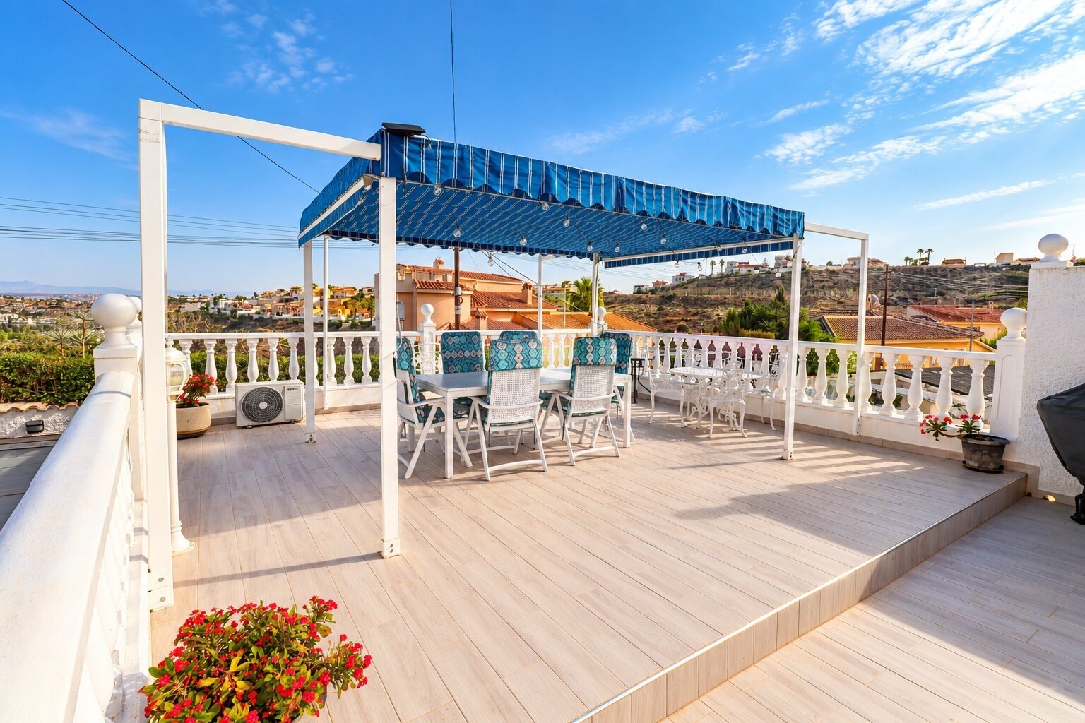 Magnifique villa comprenant 3 chambres, 2 salles de bains, une place de parking et une piscine privée, située près du parcours de golf La Marquesa