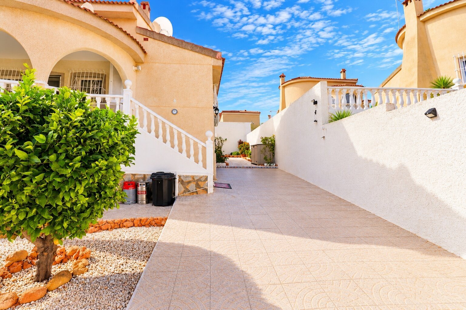 Magnifique villa comprenant 3 chambres, 2 salles de bains, une place de parking et une piscine privée, située près du parcours de golf La Marquesa