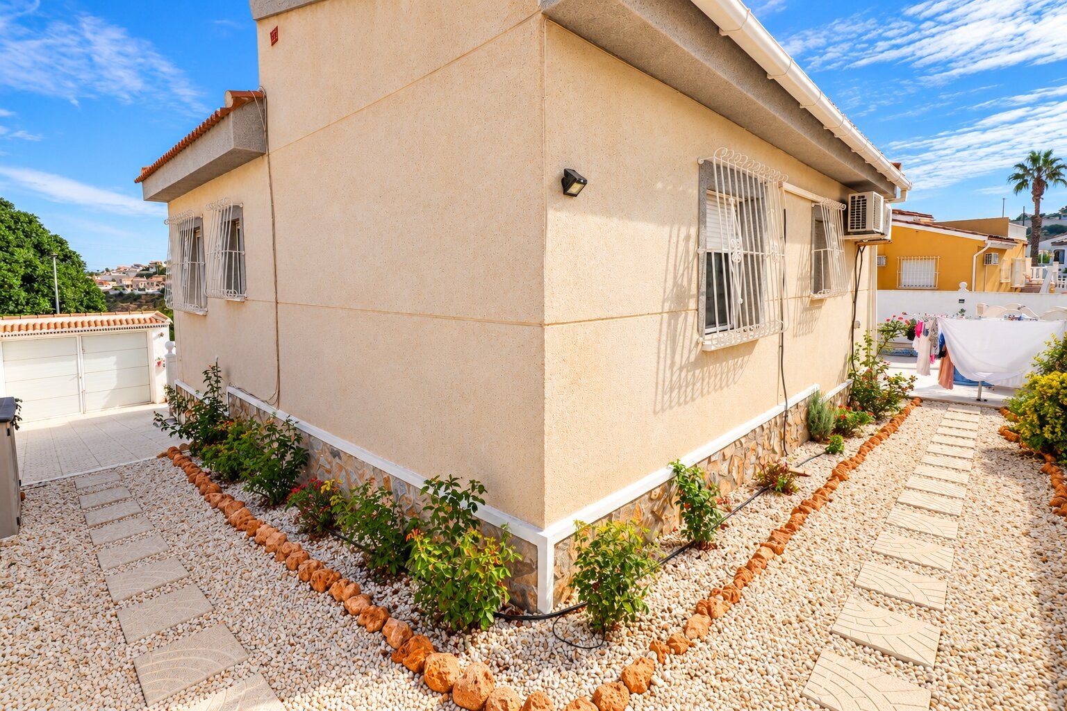 Magnifique villa comprenant 3 chambres, 2 salles de bains, une place de parking et une piscine privée, située près du parcours de golf La Marquesa
