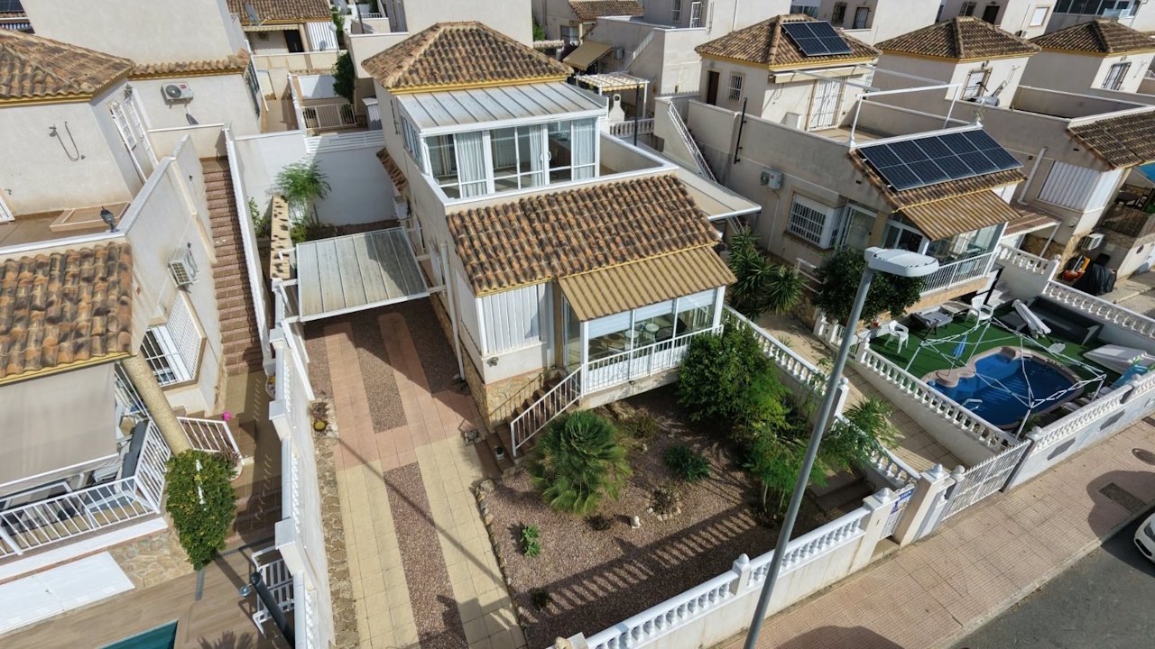 Charmante villa comprenant 3 chambres, 2 salles de bains, une place de parking et une piscine commune dans le Urbanization La Marina