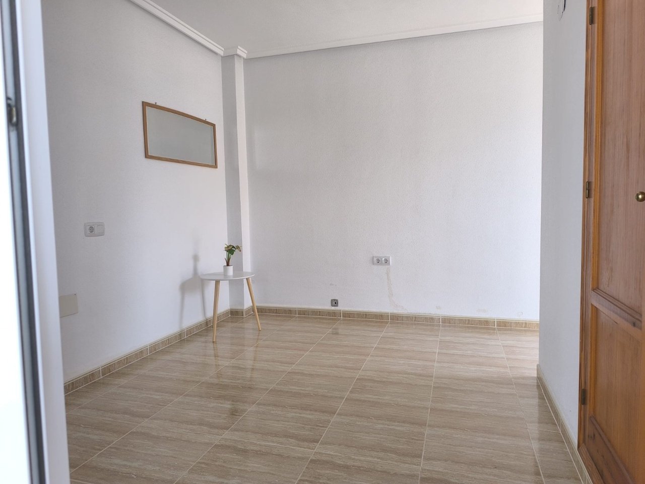 Charmante villa comprenant 3 chambres, 2 salles de bains, une place de parking et une piscine commune dans le Urbanization La Marina