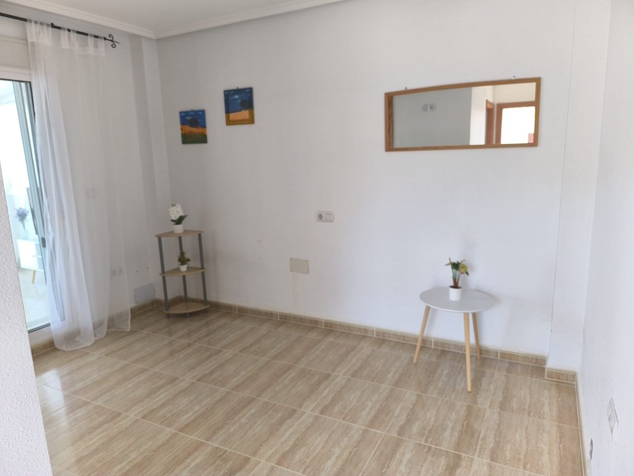 Charmante villa comprenant 3 chambres, 2 salles de bains, une place de parking et une piscine commune dans le Urbanization La Marina