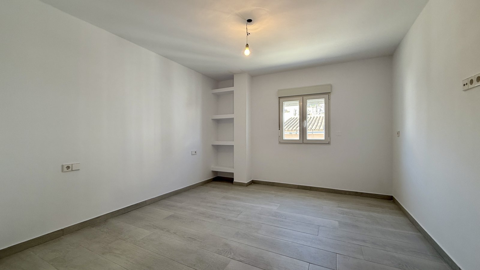 Spacieuse maison de ville avec 4 chambres, grand garage et terrasse sur le toit à Oliva