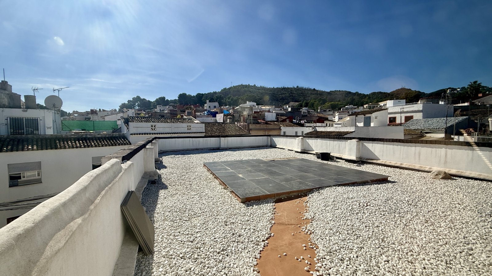 Spacieuse maison de ville avec 4 chambres, grand garage et terrasse sur le toit à Oliva