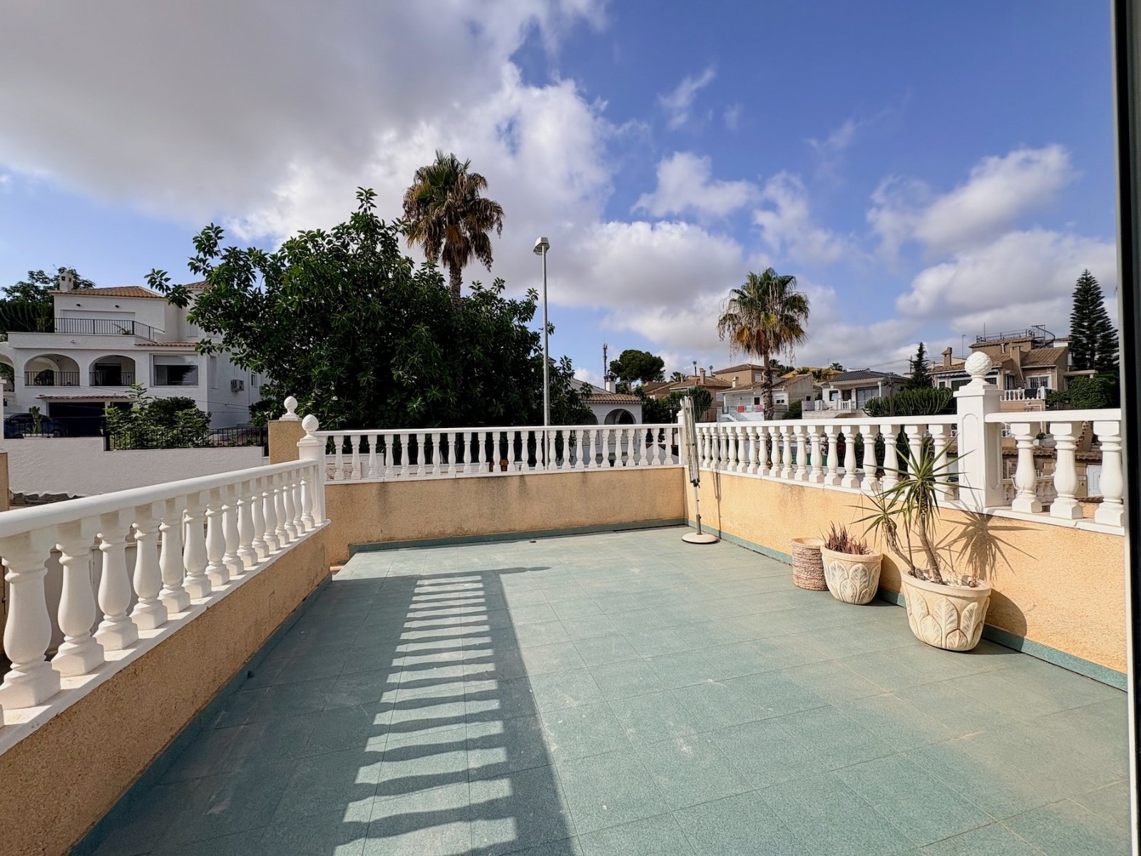 Villa avec 4 chambres, 2 salles de bains et piscine commune